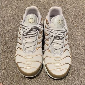 Nike WMNS Air Max Plus Vast Grey Metallic Gold